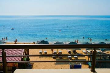 Фото номера Люкс с видом на море 27 кв.м. и балконом Гостевой дом Эллинг на Черноморской г. Феодосия 8