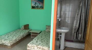 Фото номера Трехместный номер &quot;Комфорт&quot; с душем Гостиница Guest House On Sirennaya г. Феодосия 8