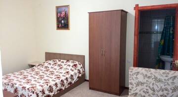 Фото номера Четырехместный номер с ванной комнатой Гостиница Guest House On Sirennaya г. Феодосия 2