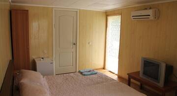 Фото номера Люкс с кроватью размера  Гостиница Guest house Klementyevskaya г. Феодосия 2