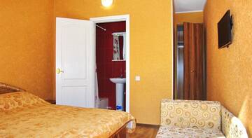 Фото номера Трехместный номер с террасой Гостиница Guest House on Chkalova 79 г. Феодосия 6