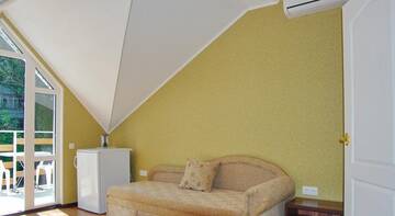 Фото номера Трехместный номер с ванной комнатой Гостиница Guest House on Chkalova 79 г. Феодосия 3