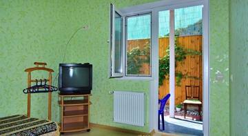 Фото номера Двухместный номер с 2 отдельными кроватями и общей ванной комнатой Гостиница Guest House on Chkalova 79 г. Феодосия 2