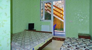 Фото номера Трехместный номер с общей ванной комнатой Гостиница Guest House on Chkalova 79 г. Феодосия 4