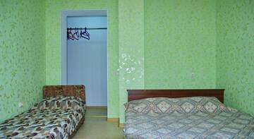 Фото номера Трехместный номер с общей ванной комнатой Гостиница Guest House on Chkalova 79 г. Феодосия 3