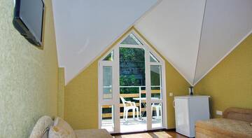 Фото номера Трехместный номер с ванной комнатой Гостиница Guest House on Chkalova 79 г. Феодосия 6