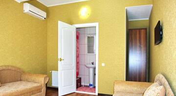 Фото номера Трехместный номер с ванной комнатой Гостиница Guest House on Chkalova 79 г. Феодосия 4