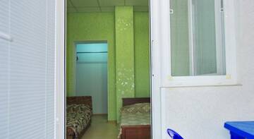 Фото номера Трехместный номер с общей ванной комнатой Гостиница Guest House on Chkalova 79 г. Феодосия 5