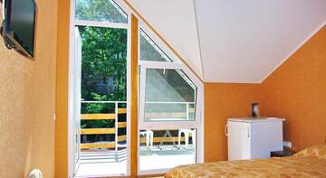 Фото номера Трехместный номер с террасой Гостиница Guest House on Chkalova 79 г. Феодосия 2