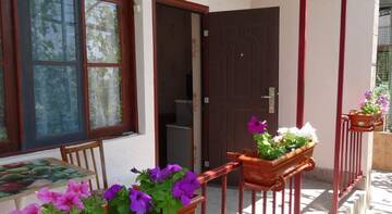 Фото номера Трехместный номер с балконом Гостиница Guest House Alexey г. Феодосия 3