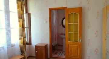 Фото номера Трехместный номер с балконом Гостиница Guest House Alexey г. Феодосия 6