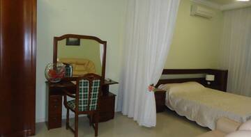 Фото номера Трехместный номер с балконом Гостиница Guest House Tamara г. Феодосия 4