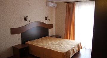 Фото номера Полулюкс Гостевой дом Inn Tri Sosny г. Феодосия 2