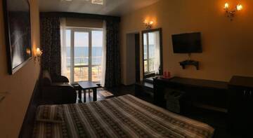Фото номера Трехместный номер с видом на море Гостевой дом Guesthouse Chernomorskaya 2 г. Феодосия 6