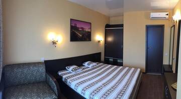 Фото номера Трехместный номер с видом на море Гостевой дом Guesthouse Chernomorskaya 2 г. Феодосия 3
