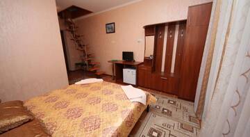 Фото номера Улучшенный четырехместный номер Гостиница Guest House Svetoch г. Феодосия 4
