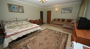 Фото номера Четырехместный номер  Гостиница Guest House Svetoch г. Феодосия 4