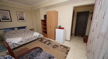 Фото номера Трехместный номер с собственной ванной комнатой Гостиница Guest House Svetoch г. Феодосия 4