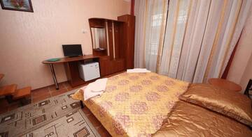 Фото номера Улучшенный четырехместный номер Гостиница Guest House Svetoch г. Феодосия 3