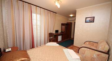Фото номера Трехместный номер с собственной ванной комнатой Гостиница Guest House Svetoch г. Феодосия 11