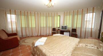 Фото номера Трехместный номер  Гостиница Guest House Svetoch г. Феодосия 2