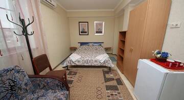 Фото номера Трехместный номер с собственной ванной комнатой Гостиница Guest House Svetoch г. Феодосия 3