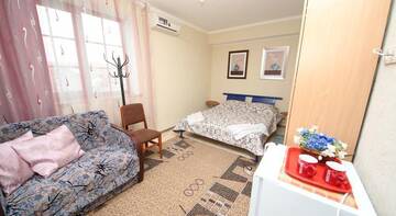 Фото номера Трехместный номер с собственной ванной комнатой Гостиница Guest House Svetoch г. Феодосия 2