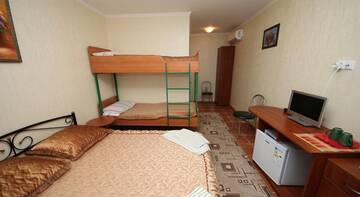 Фото номера Стандартный четырехместный номер Гостиница Guest House Svetoch г. Феодосия 4