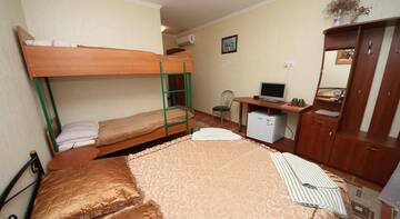 Фото номера Стандартный четырехместный номер Гостиница Guest House Svetoch г. Феодосия 7