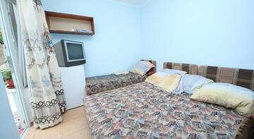 Фото номера Трехместный номер с душем Гостиница Guest house Tatyana г. Феодосия 7