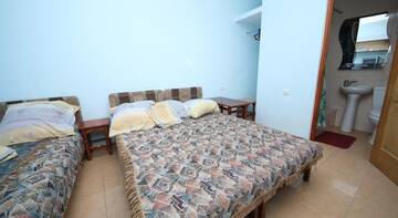 Фото номера Трехместный номер с душем Гостиница Guest house Tatyana г. Феодосия 2