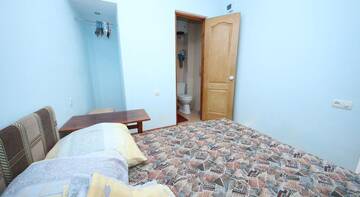 Фото номера Трехместный номер с душем Гостиница Guest house Tatyana г. Феодосия 9