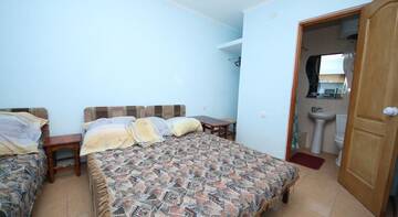 Фото номера Трехместный номер с душем Гостиница Guest house Tatyana г. Феодосия 6