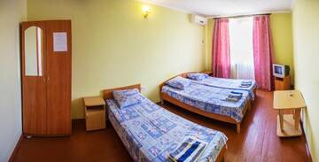 Фото номера Трехместный номер с собственной ванной комнатой Гостевой дом  Sabina г. Феодосия 3