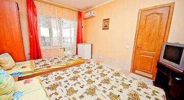 Фото номера Классический трехместный номер Гостиница Guest House Na Moskovskoy г. Феодосия 8