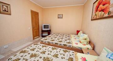 Фото номера Классический трехместный номер Гостиница Guest House Na Moskovskoy г. Феодосия 2