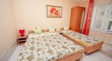 Фото номера Классический трехместный номер Гостиница Guest House Na Moskovskoy г. Феодосия 6