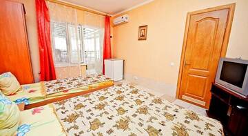 Фото номера Классический трехместный номер Гостиница Guest House Na Moskovskoy г. Феодосия 4