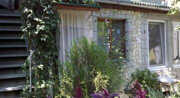 Фото номера Трехместный номер с душем Гостиница Guest house NATALI г. Феодосия 3