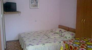 Фото номера Трехместный номер с душем Гостиница Guest house NATALI г. Феодосия 2