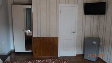 Фото номера Улучшенный трехместный номер Гостевой дом Mini hotel on Narodnoy г. Феодосия 7
