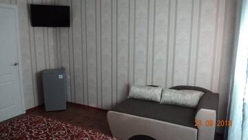 Фото номера Улучшенный трехместный номер Гостевой дом Mini hotel on Narodnoy г. Феодосия 6
