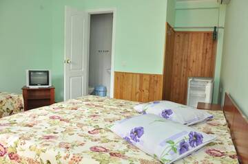 Фото номера Трехместный номер Гостевой дом Mini hotel on Narodnoy г. Феодосия 10