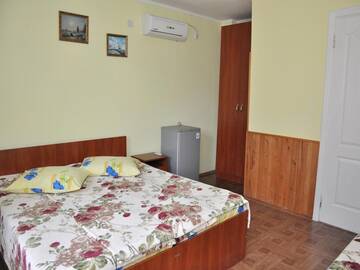 Фото номера Трехместный номер Гостевой дом Mini hotel on Narodnoy г. Феодосия 3