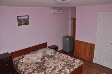 Фото номера Трехместный номер Гостевой дом Mini hotel on Narodnoy г. Феодосия 11
