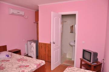 Фото номера Трехместный номер Гостевой дом Mini hotel on Narodnoy г. Феодосия 12