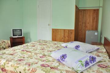 Фото номера Трехместный номер Гостевой дом Mini hotel on Narodnoy г. Феодосия 8