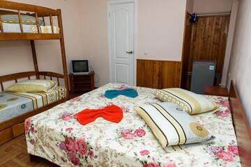 Фото номера Четырехместный номер эконом-класса Гостевой дом Mini hotel on Narodnoy г. Феодосия 2